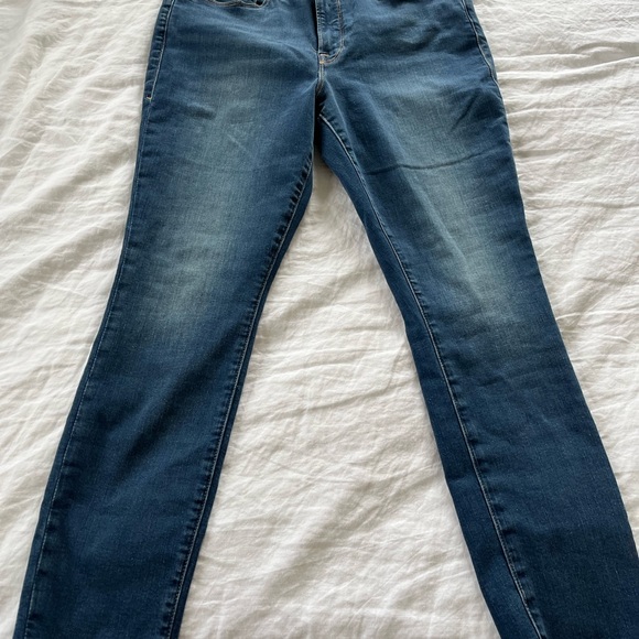 Good American Jean.  Good Waist Crop, skinny high rise jean with flat tummy tech - Picture 6 of 9